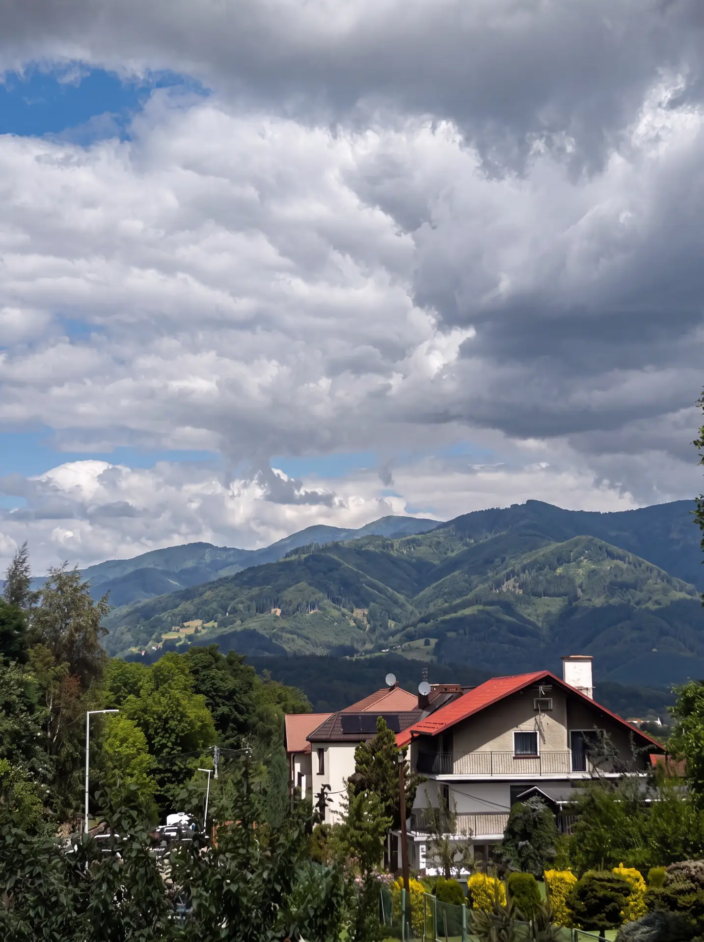 Widok na zielone pasma Sudetów spod domku